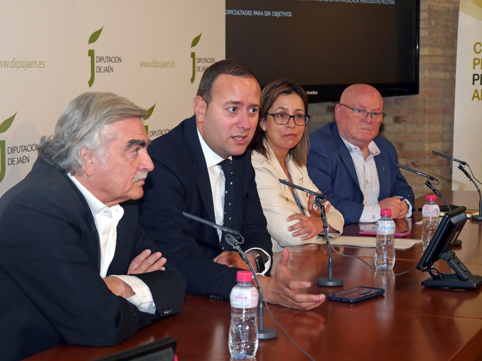 Conferencia de Jorge gallardo en la que el periodista Antonio Oliver (izq.) ha sido el encargado de presentar al periodista.